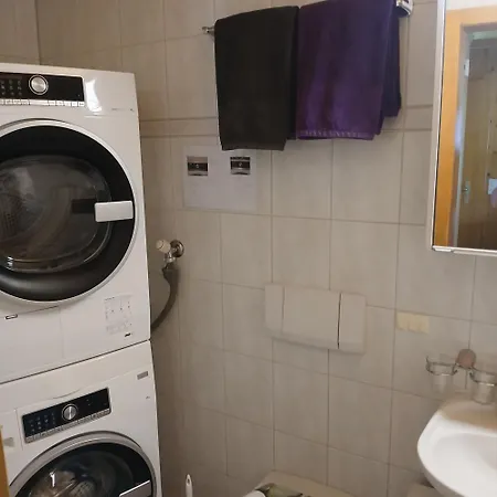 戴安娜湖畔公园 公寓 *